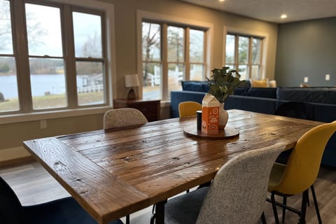 Table and chairs for 6