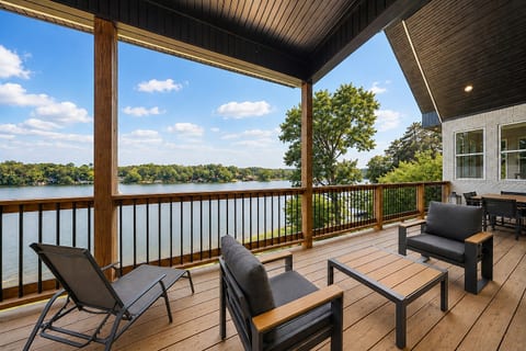 Lakefront | 5 Suites | 2 Living Rooms | Hot Tub