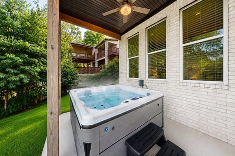 Lakefront | 5 Suites | 2 Living Rooms | Hot Tub