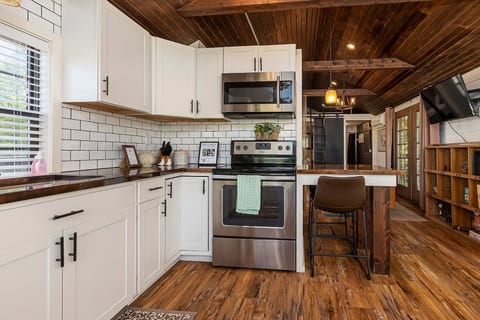 Spacious kitchen countertops