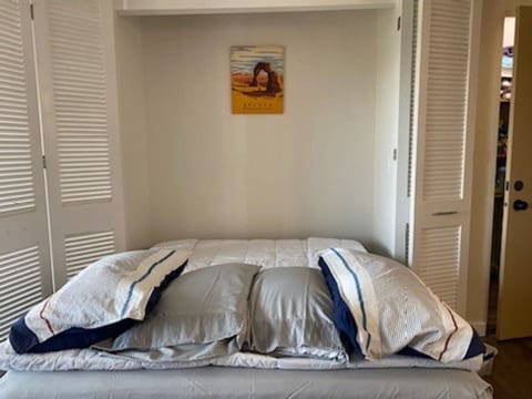 Murphy bed- pet friendly, adventure base camp to the great outdoors for skiing, golfing, hiking, biking, fishing, rafting, swimming, ice skating, climbing in the great high desert of Oregon near Sun River and Bend.