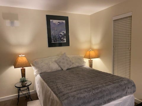 Main bedroom- pet friendly, adventure base camp to the great outdoors for skiing, golfing, hiking, biking, fishing, rafting, swimming, ice skating, climbing in the great high desert of Oregon near Sun River and Bend.