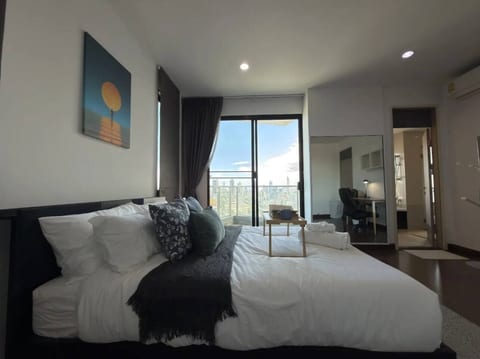 Sky-High 2BR Oasis with Tub & City Views