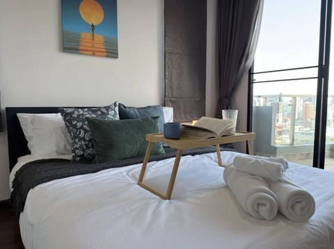 Sky-High 2BR Oasis with Tub & City Views