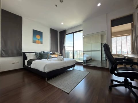 Sky-High 2BR Oasis with Tub & City Views