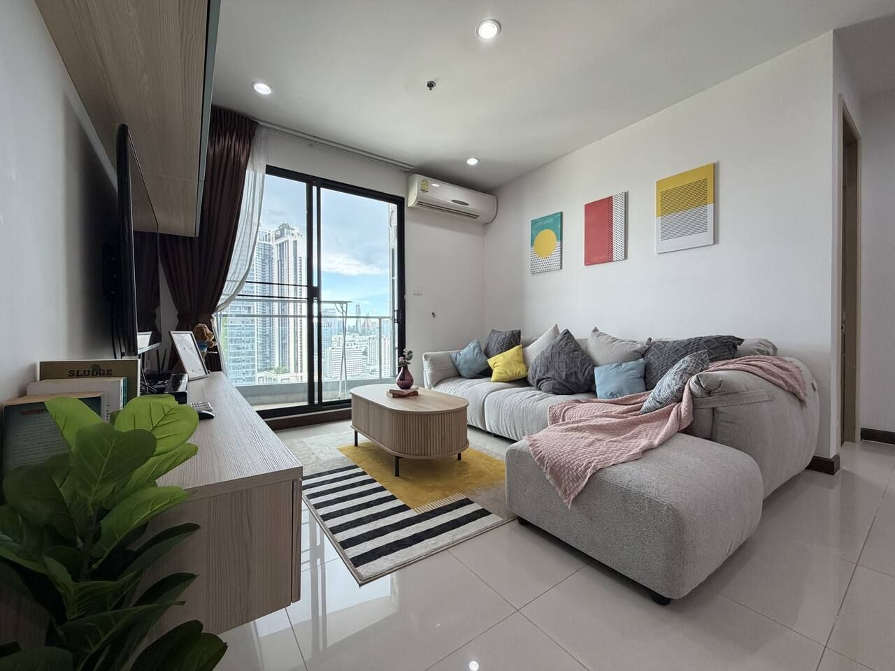 Sky-High 2BR Oasis with Tub & City Views