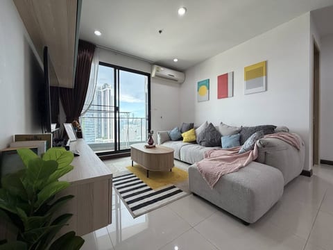 Sky-High 2BR Oasis with Tub & City Views