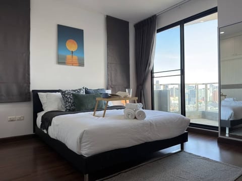 Sky-High 2BR Oasis with Tub & City Views