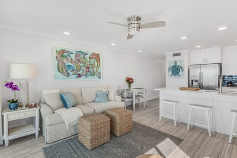 "the condo is perfect for a couple or a very small group"\Time to UNPACK! Owners have made it easy so you don't have to live out of your suitcases!