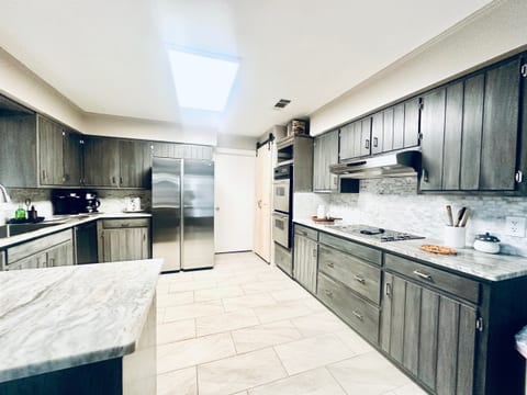 Spacious, cozy home 2 min to I-12, food & shopping