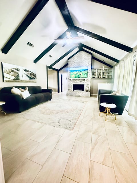 Spacious, cozy home 2 min to I-12, food & shopping