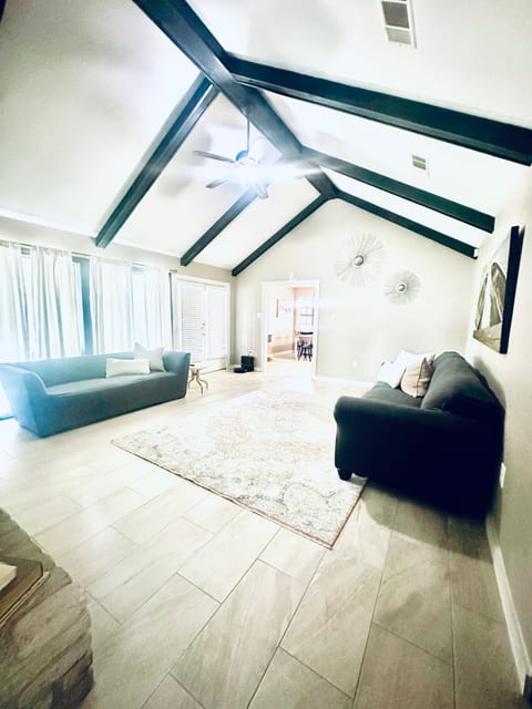 Spacious, cozy home 2 min to I-12, food & shopping