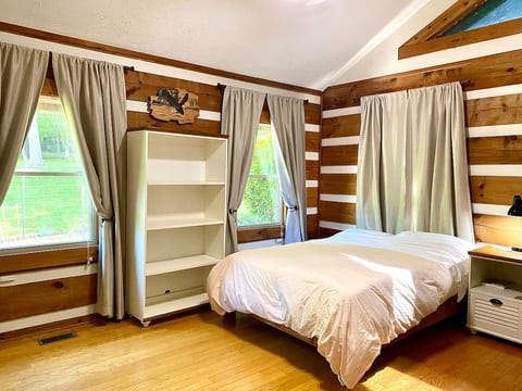 Second bedroom with queen size bed