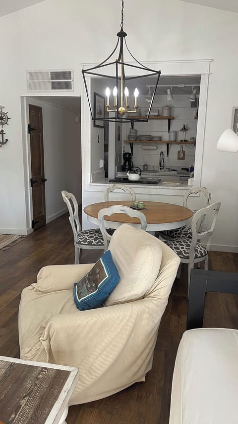 Dining Area & Kitchen
