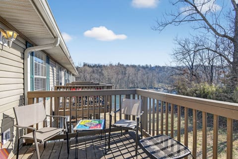 Relax in the outdoor space with comfortable seating and tables, perfect for dining or lounging. Enjoy board games and stunning views of Lake Taneycomo, making it an ideal spot for family fun or a peaceful morning coffee.