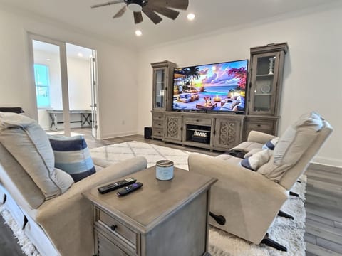 4 bdrms 3 Private Bathrooms | 2,675 Sq Ft Spacious image 3
