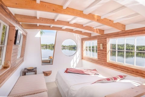 Houseboat ROAM in Lakeville, Maine