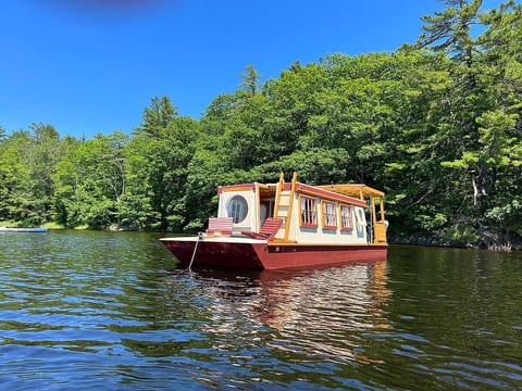 Houseboat ROAM in Lakeville, Maine