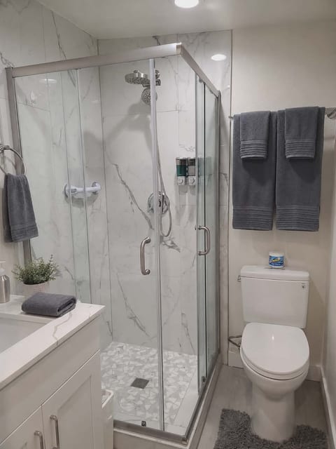 Bathroom inside Bedroom 7