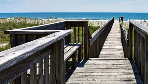 Beach Haven•Gated•Beach Access•Pool•Dock•1st Floor image 4
