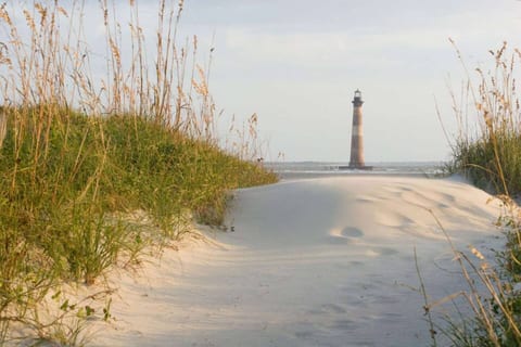 Waterfront Retreat!•2 Homes, 8BR•10Min->DT & Beach