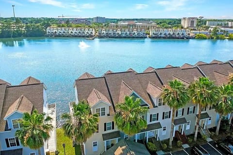 Waterfront Retreat!•2 Homes, 8BR•10Min->DT & Beach