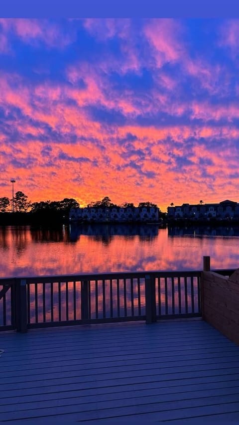 Waterfront Retreat!•2 Homes, 8BR•10Min->DT & Beach