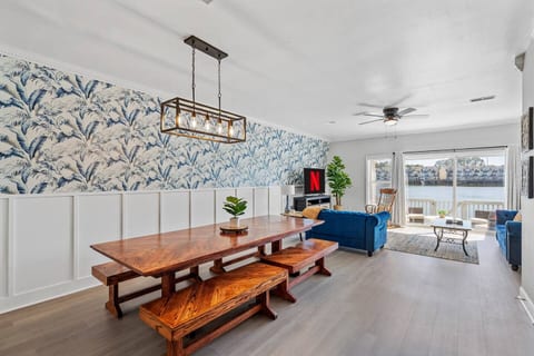 Waterfront Retreat!•2 Homes, 8BR•10Min->DT & Beach
