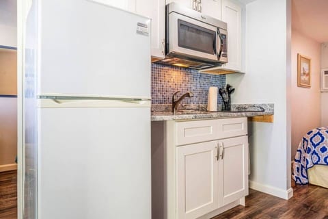 Coastal Studio Escape | Sleeps 4 | Parking