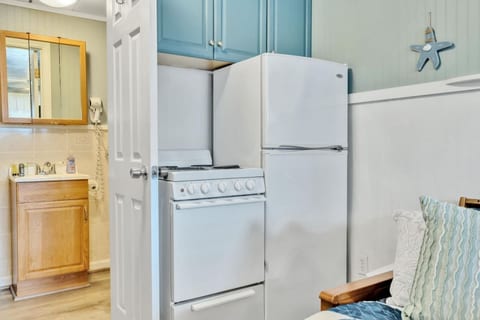 Cozy Coastal Condo with Parking – Walk to Beach & Town