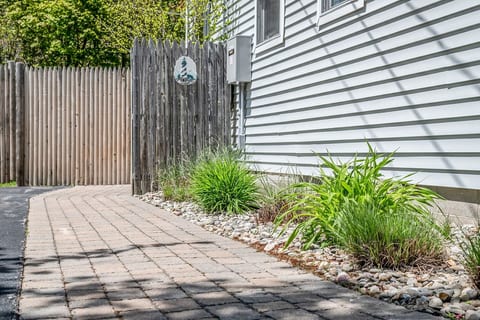Elegant Orchard Retreat: Generous Yard & Patio