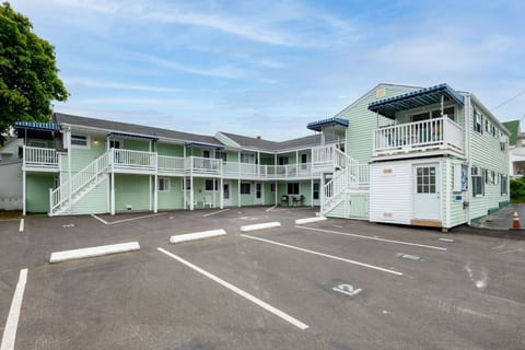 Seaside Studio | Accommodates 4| Parking Available