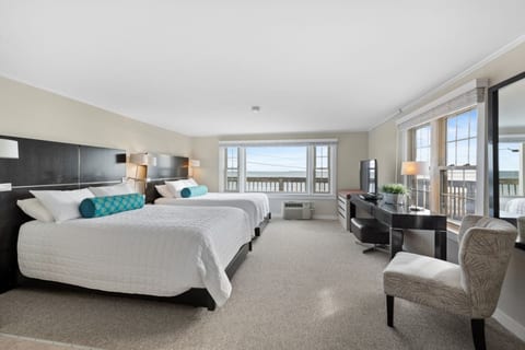 Direct Ocean Views! 2 Double Beds + Kitchenette (108)