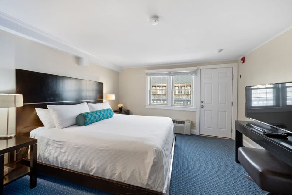 Habitación King con Vista Parcial al Océano sobre el Restaurante (203) - Falmouth