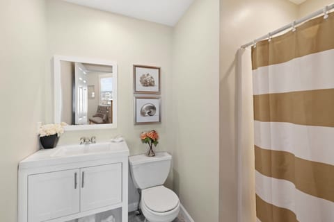 Renovated Queen Room Near the Beach (310)