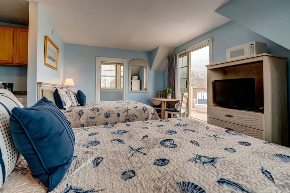 Partial Ocean View! 2 Queen Studio w/ Private Deck (312) - Falmouth