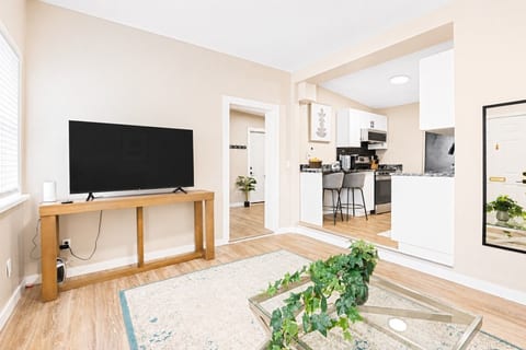 Walkerville 1BR Suite | Parking, Laundry & WiFi