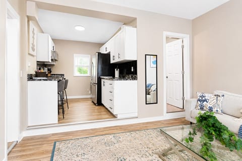 Walkerville 1BR Suite | Parking, Laundry & WiFi
