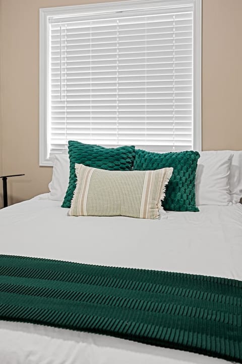 Walkerville 1BR Suite | Parking, Laundry & WiFi