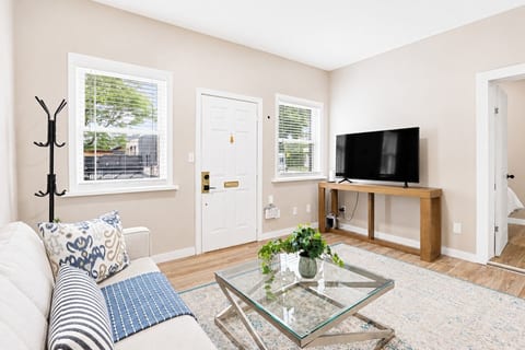 Walkerville 1BR Suite | Parking, Laundry & WiFi