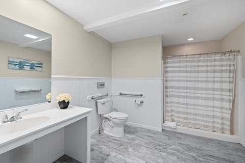 Cozy King Studio – Convenient Falmouth Stay (306)
