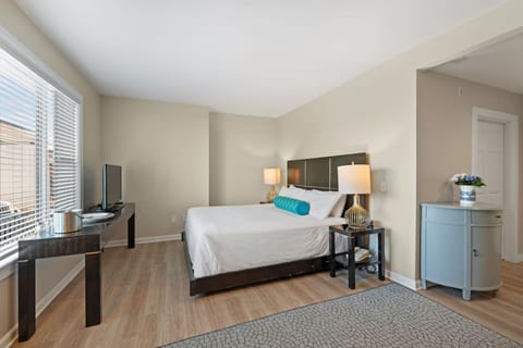 Cozy King Studio – Convenient Falmouth Stay (306)