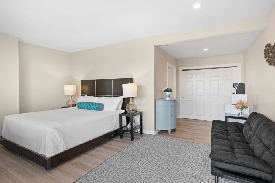 Cozy King Studio – Convenient Falmouth Stay (306) - Falmouth
