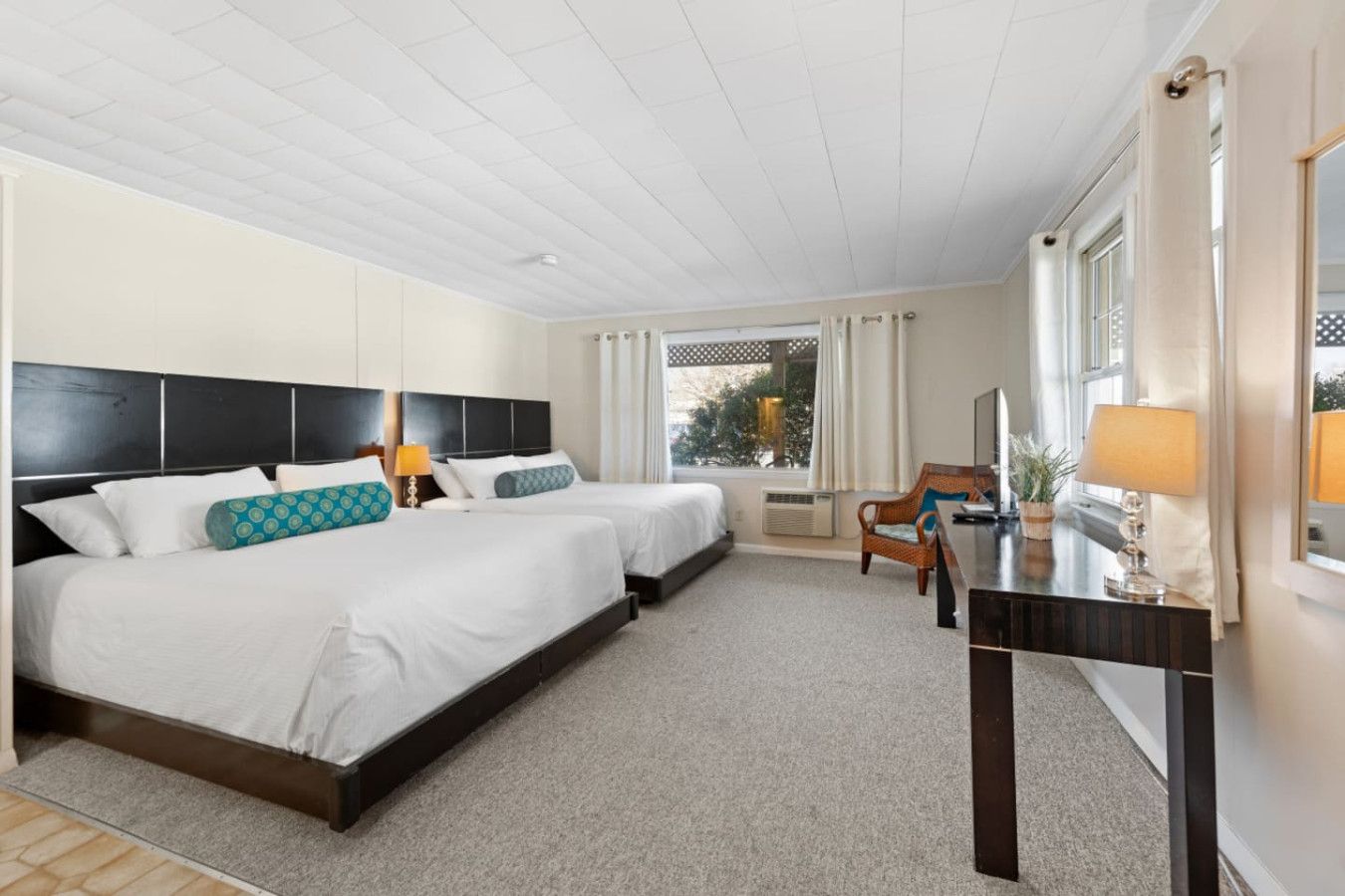 Comfortable 2 Queen Beds – Sleeps 4 (302)