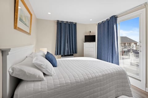 Queen Studio w/ Private Ocean-View Deck (309)