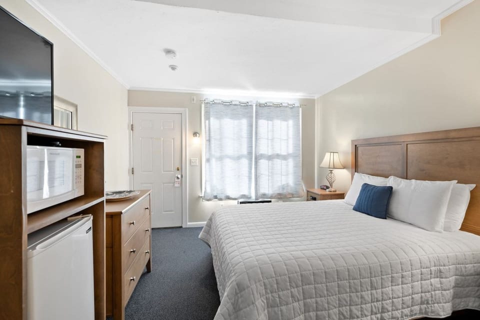 Cozy Queen Retreat | Walk to Beach (304) - Falmouth