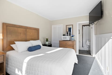 Cozy Queen Room Near Beach & Dining (305)