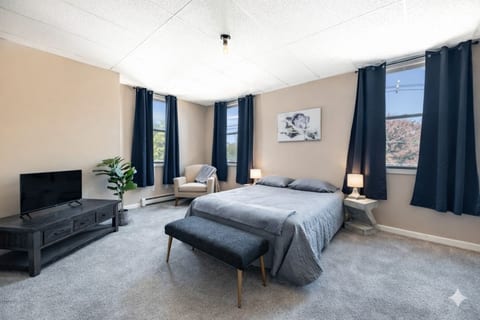 Warm & Stylish 4BR Retreat w/ Modern Workspace