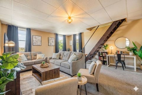 Warm & Stylish 4BR Retreat w/ Modern Workspace