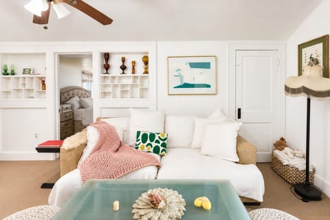 Shabby Chic 2BR Upstairs Villa + Easy Parking